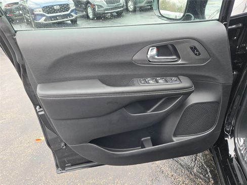 New 2026 Chrysler Pacifica Select image 21