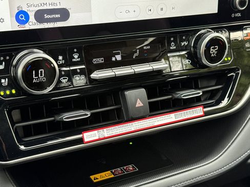 New 2025 Toyota Highlander Limited image 25