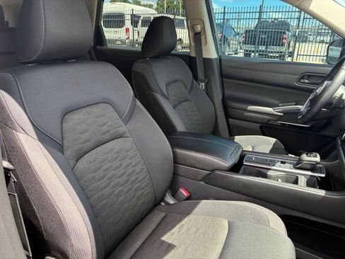 Used 2025 Nissan Pathfinder SV FWD image 34