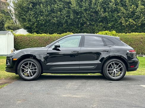 Certified 2025 Porsche Macan AWD/4WD image 2