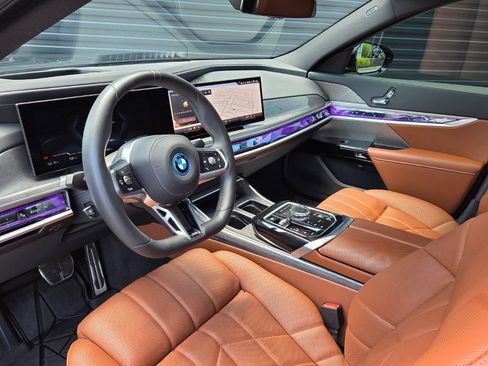 Used 2025 BMW i7 xDrive60 AWD/4WD image 4