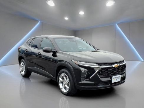 Used 2025 Chevrolet Trax LS w/ LS Convenience Package FWD image 1