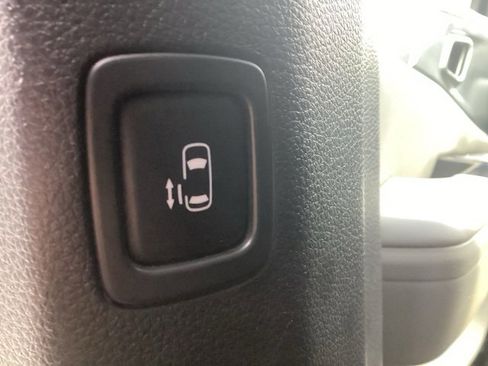 Used 2023 Kia Carnival LX image 13