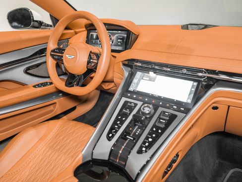 Used 2024 Aston Martin DB12 Coupe RWD image 18