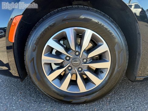 Used 2024 Chrysler Pacifica Select image 10