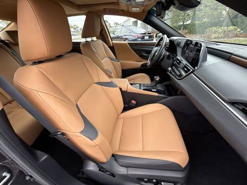 Used 2025 Lexus ES 350 w/ Premium Package image 16