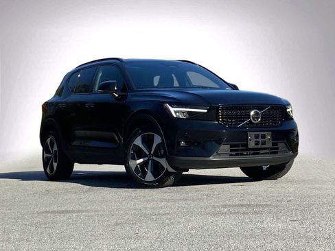 Used 2025 Volvo XC40 B5 Plus image 2