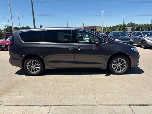 Used 2023 Chrysler Pacifica Touring-L AWD/4WD image 4