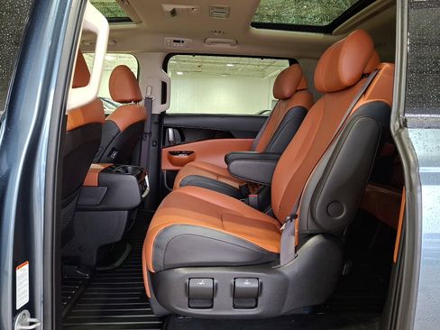 Used 2023 Kia Carnival SX Prestige image 11