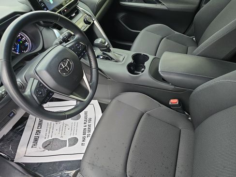 Used 2022 Toyota Venza LE image 16