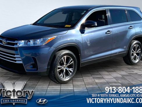 Used 2019 Toyota Highlander LE image 1
