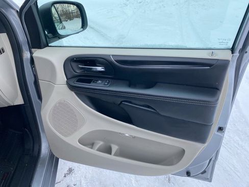 Used 2019 Dodge Grand Caravan SXT image 22
