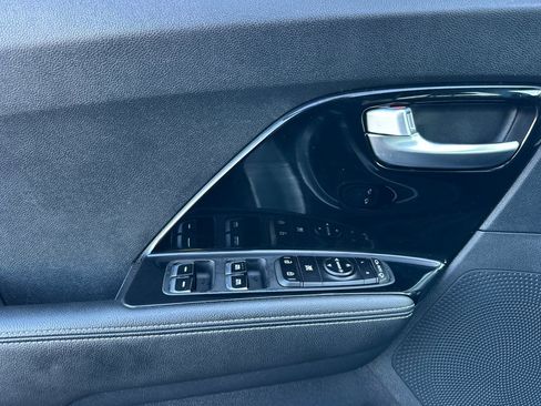 Used 2022 Kia Niro EX image 10