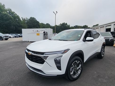 Used 2025 Chevrolet Trax LT FWD image 1
