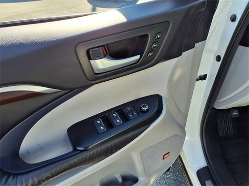 Used 2016 Toyota Highlander Limited image 11