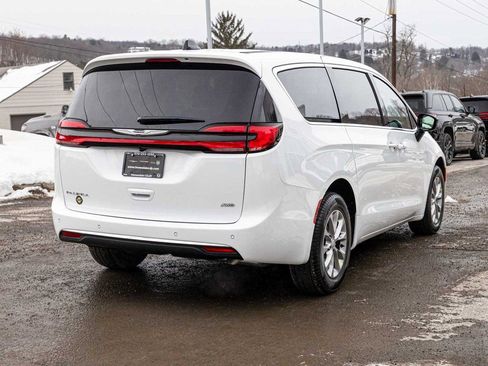 New 2026 Chrysler Pacifica Select image 4