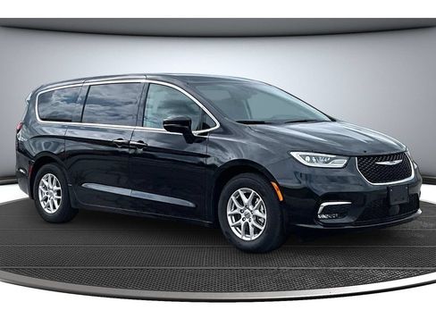 Used 2024 Chrysler Pacifica Touring-L FWD image 14
