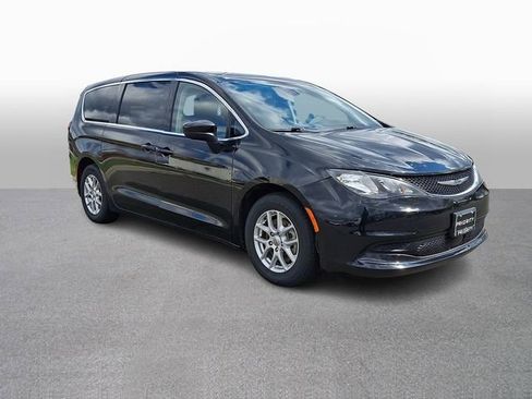 Used 2023 Chrysler Voyager LX FWD image 3