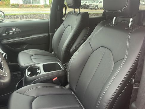New 2026 Chrysler Pacifica Select image 12