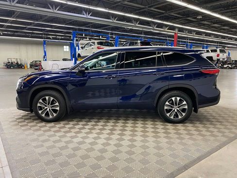 Used 2022 Toyota Highlander XLE image 6