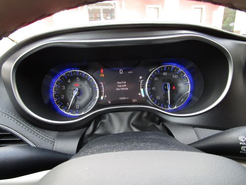 Used 2020 Chrysler Pacifica Limited image 11