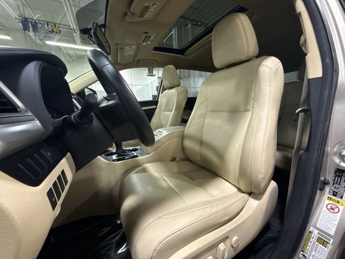 Used 2015 Toyota Highlander XLE AWD/4WD image 12