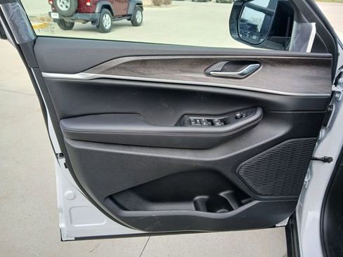 New 2026 Jeep Grand Cherokee Laredo image 11