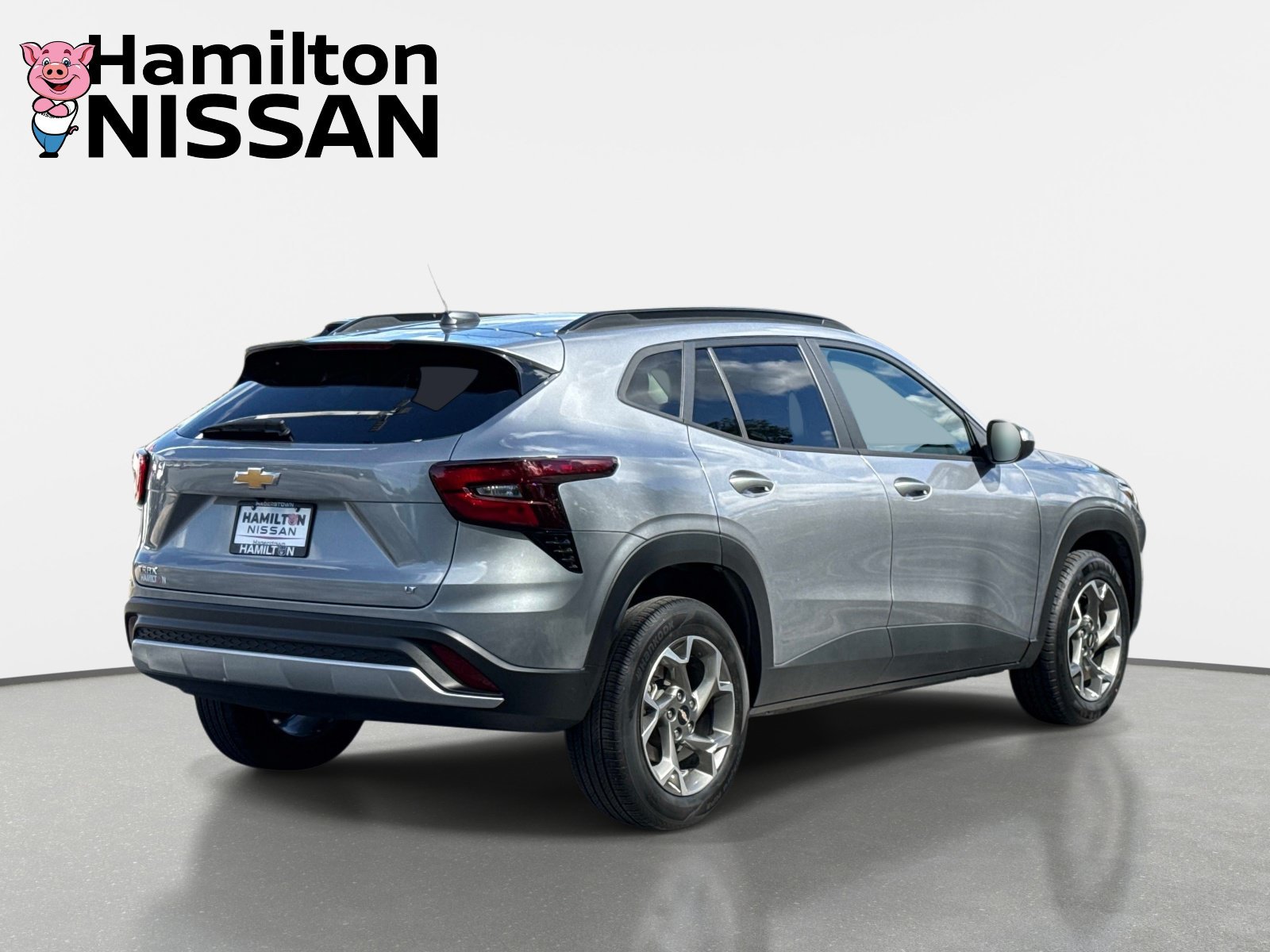 Used 2025 Chevrolet Trax LT FWD image 2