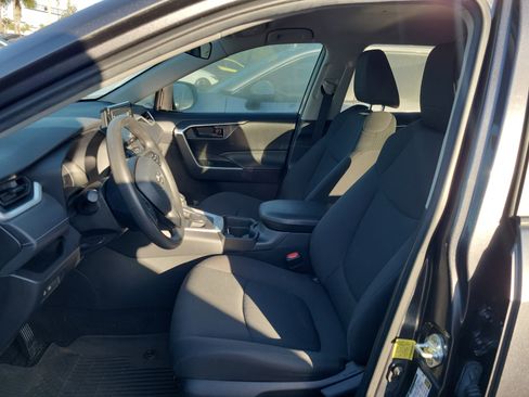 Used 2021 Toyota RAV4 LE image 28