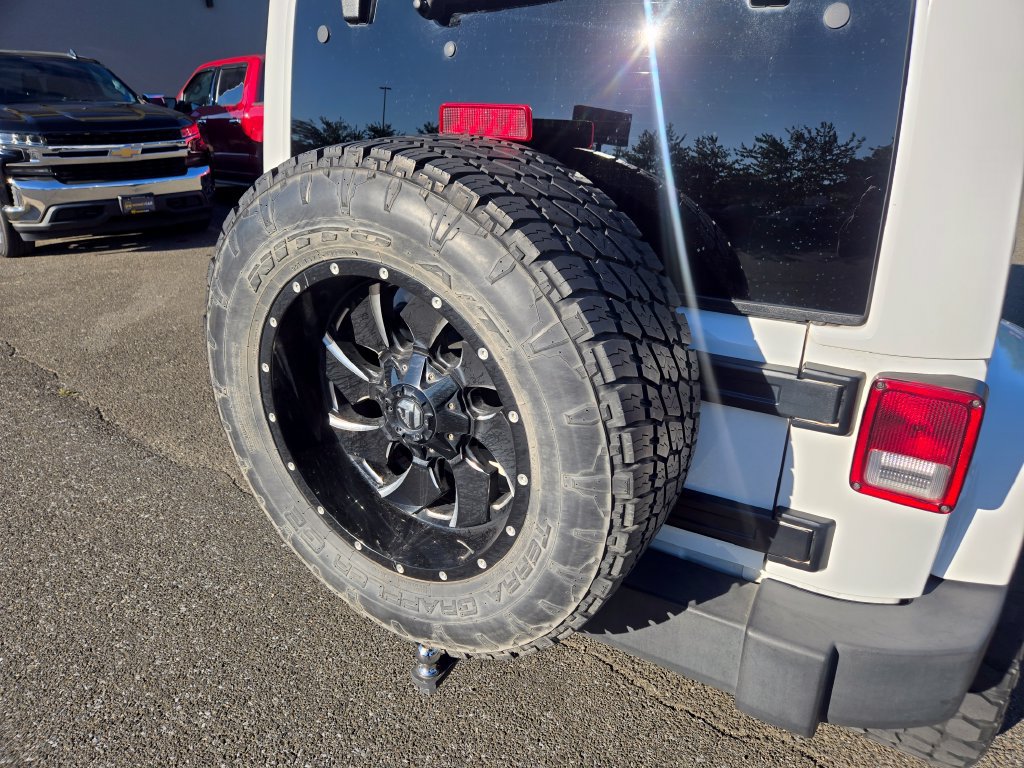 Used 2015 Jeep Wrangler Unlimited Rubicon w/ Connectivity Group AWD/4WD image 9