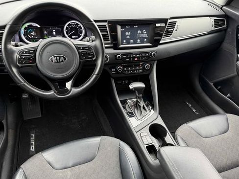 Used 2017 Kia Niro EX FWD image 2