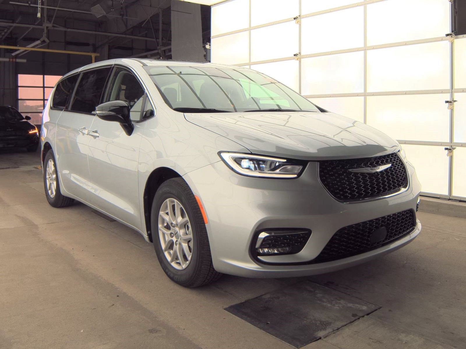 Used 2024 Chrysler Pacifica Touring-L FWD image 2
