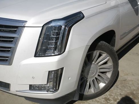 Used 2017 Cadillac Escalade Platinum image 3