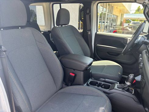 Used 2025 Jeep Wrangler Unlimited Sahara AWD/4WD image 36