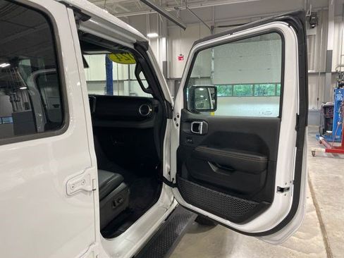 Used 2024 Jeep Wrangler Unlimited Sahara w/ Technology Group AWD/4WD image 8