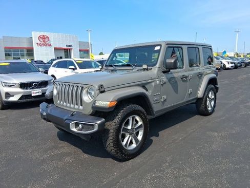 Used 2018 Jeep Wrangler Unlimited Sahara w/ Cold Weather Group AWD/4WD image 11