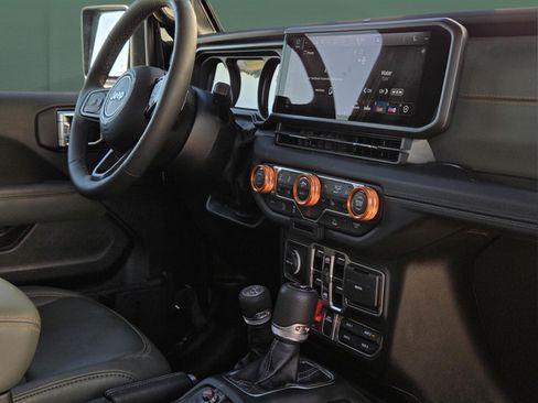 Used 2025 Jeep Gladiator Mojave w/ Convenience Group AWD/4WD image 30