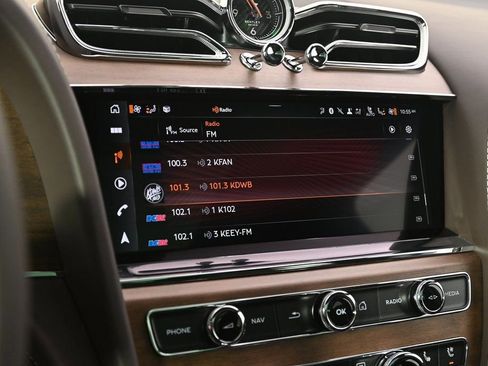 Used 2024 Bentley Bentayga Extended Wheelbase AWD/4WD image 27