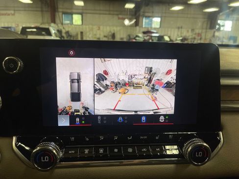 Used 2024 GMC Canyon Denali AWD/4WD image 15