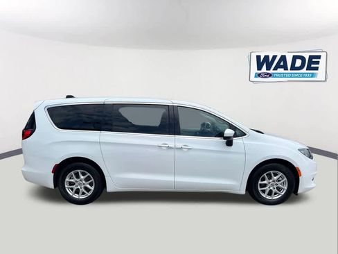 Used 2022 Chrysler Voyager LX FWD image 4