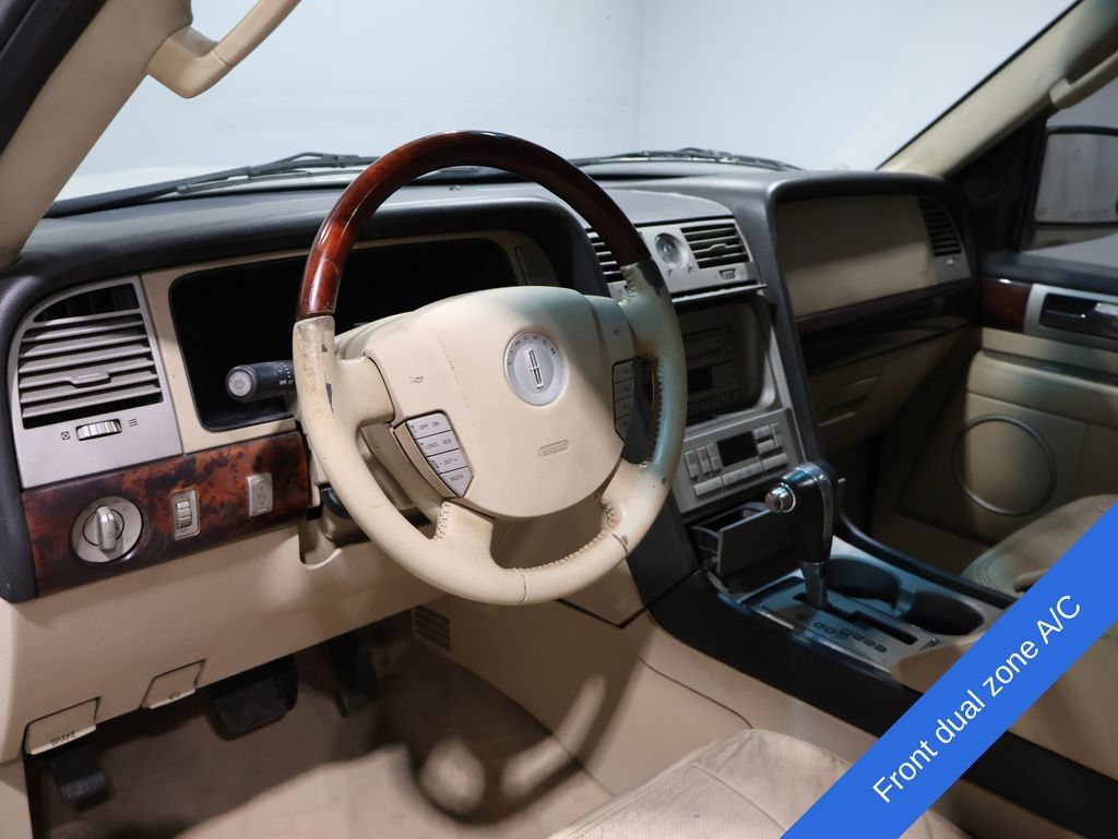 Used 2006 Lincoln Navigator Luxury AWD/4WD image 2