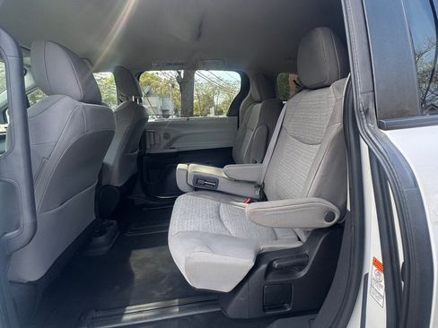 Used 2022 Toyota Sienna LE FWD image 13