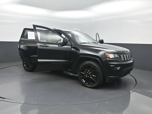 Used 2019 Jeep Grand Cherokee Altitude RWD image 30