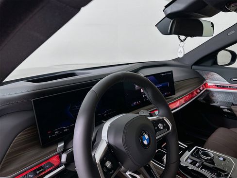 Used 2025 BMW 760i xDrive w/ Executive Package image 10