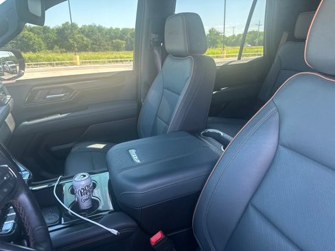 Used 2025 GMC Yukon AT4 w/ AT4 Premium Package AWD/4WD image 9
