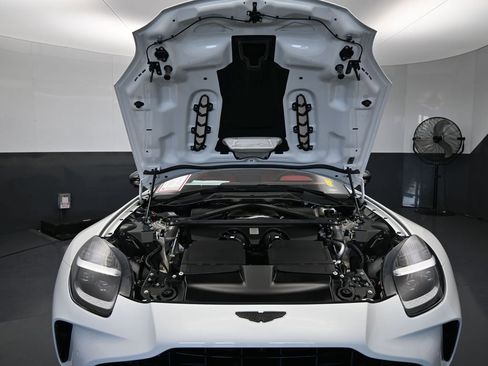 Used 2025 Aston Martin V8 Vantage Coupe image 10