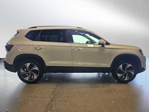 Used 2025 Volkswagen Taos SE AWD/4WD image 2