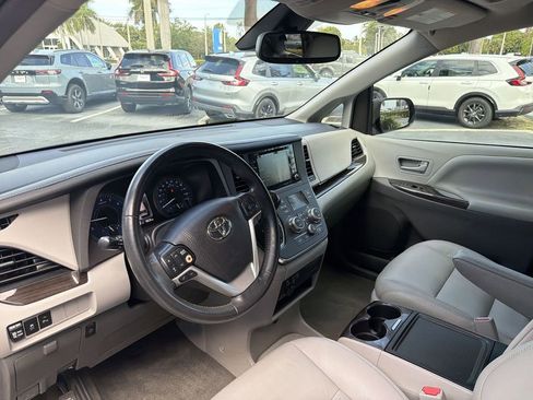 Used 2019 Toyota Sienna XLE w/ XLE Navigation Package image 20