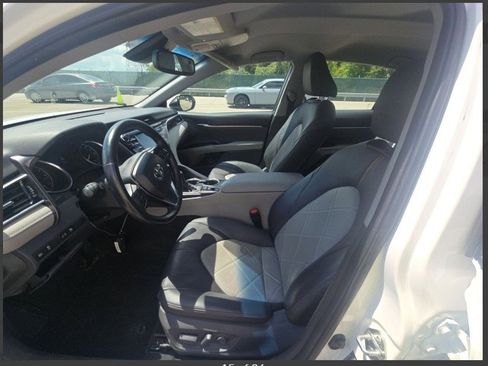 Used 2018 Toyota Camry XLE image 16