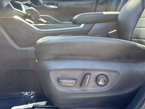 Used 2024 Toyota Highlander XLE AWD/4WD image 28